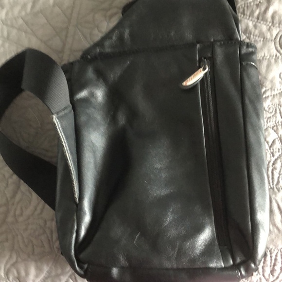 1 Baggallini, 1 Travelon, 1 Oulilai - Picture 13 of 16